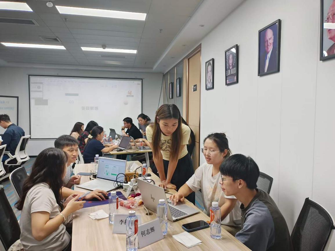 助教在学员桌边提供现场指导