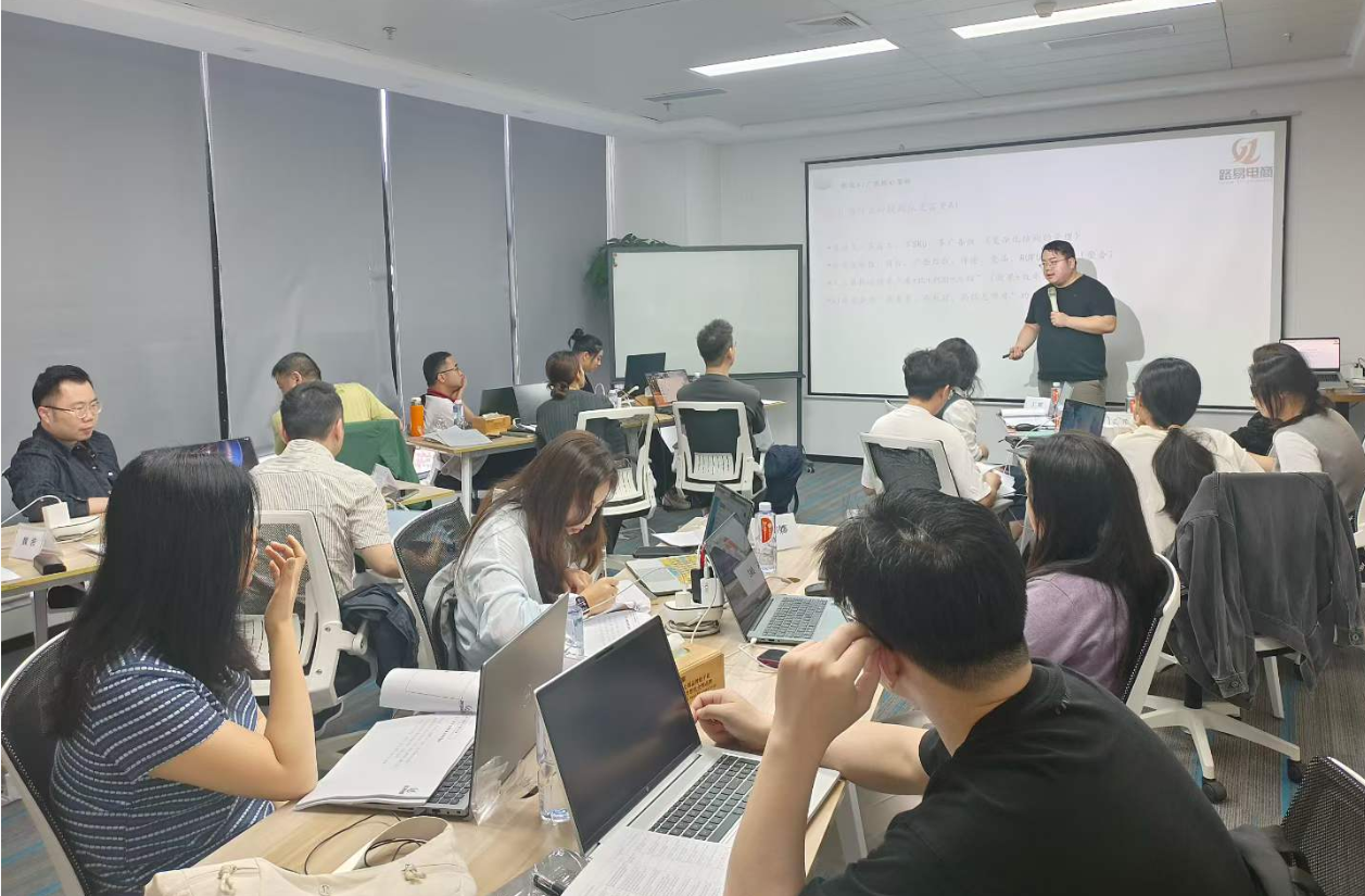 路易电商线下课堂,学员携带电脑参与实操