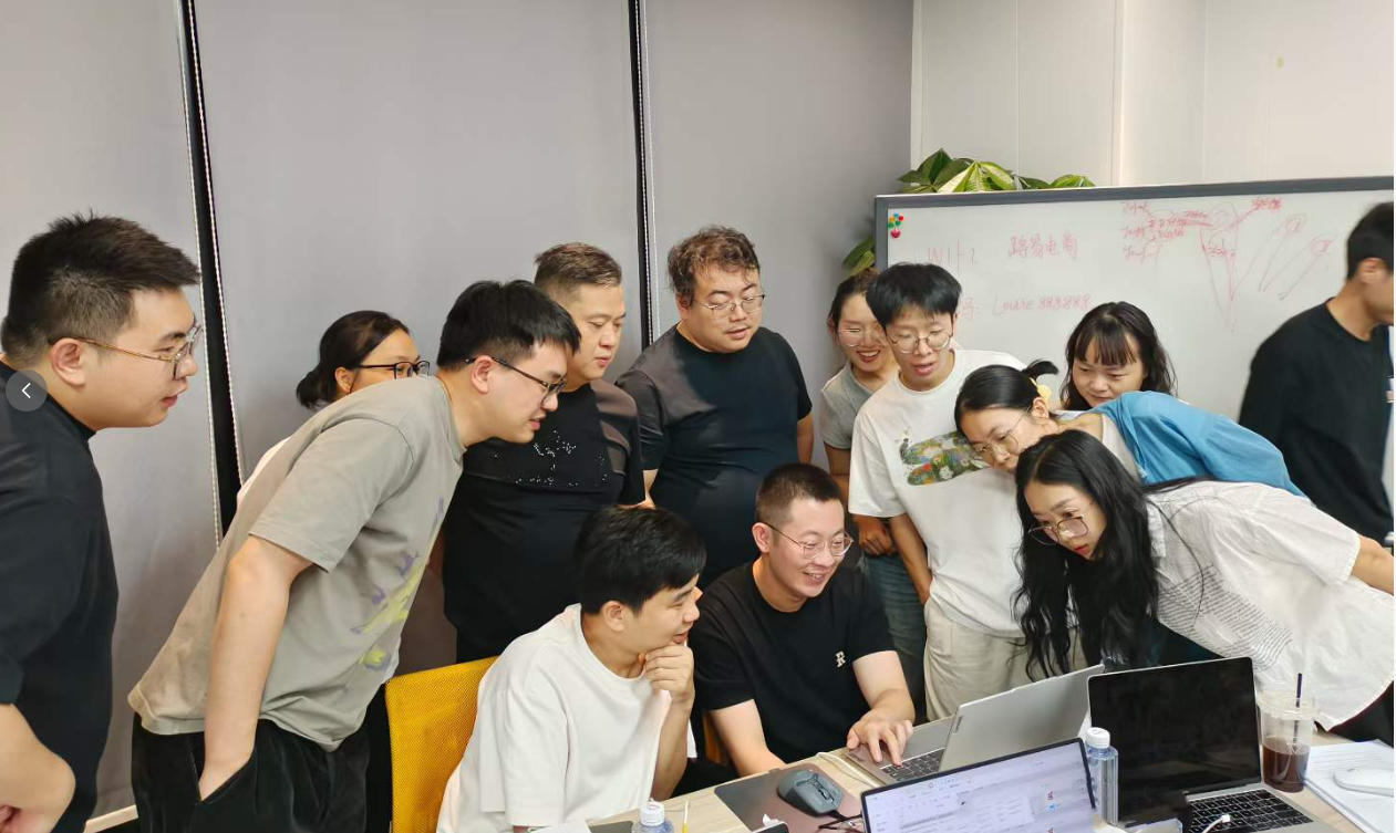 学员围绕电脑回看实操成果