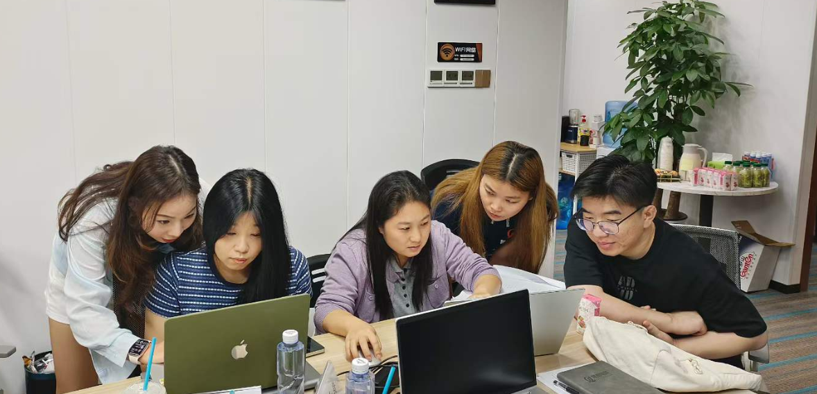 路易电商学员围绕电脑进行小组实操